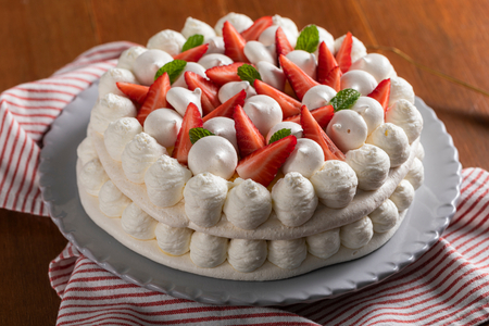 Aardbeien Meringue Taart