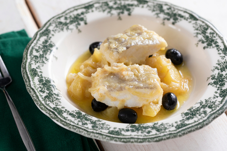 Kabeljauw met aardappelen en olijven