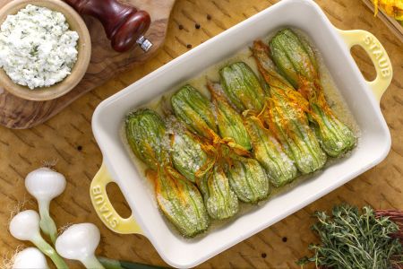 Gevulde courgettebloemen met spek en mozzarella