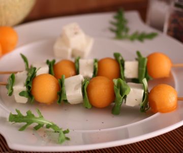 Meloenspiezen met feta en rucola