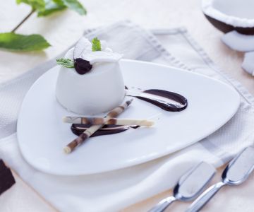 Kokos-panna-cotta met chocoladesaus