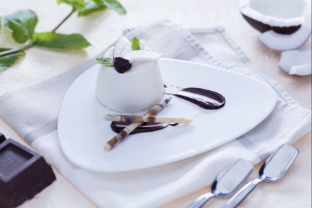 Kokos-panna-cotta met chocoladesaus