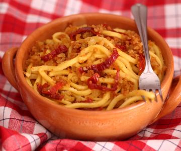 Troccoli met gedroogde tomaten, ansjovis en krokant broodkruim