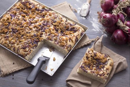 Focaccia met rode uien en tonijn
