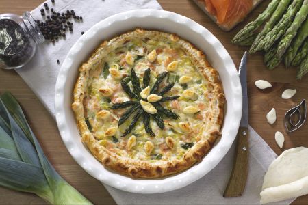 Zalmquiche met asperges en prei