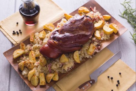 Gerookte varkenspoot met aardappelen en zuurkool