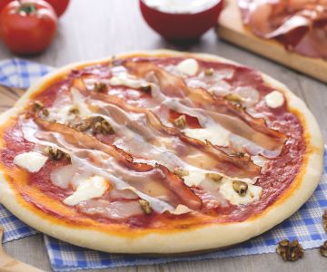 Mascarpone, spek en walnootpizza