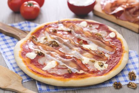 Mascarpone, spek en walnootpizza