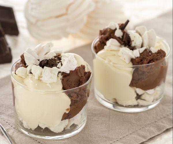 Mascarponebeker met chocolade en meringues