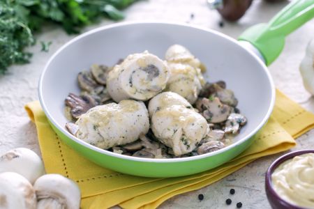 Kiprolletjes met champignons in mosterdsaus