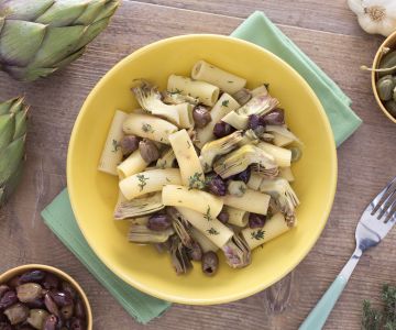 Rigatoni met artisjokken, olijven en kappertjes