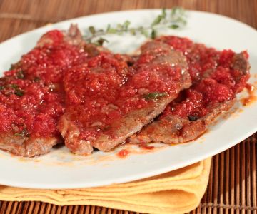 Plakjes met tomaat, tijm en marjolein