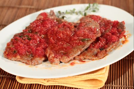 Plakjes met tomaat, tijm en marjolein