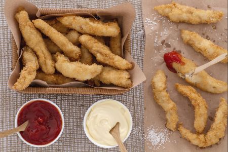 Krokante kipstukjes met kokospanade