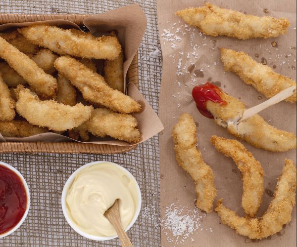 Krokante kipstukjes met kokospanade