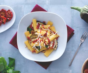 Pastasalade met aubergine en zongedroogde tomaten