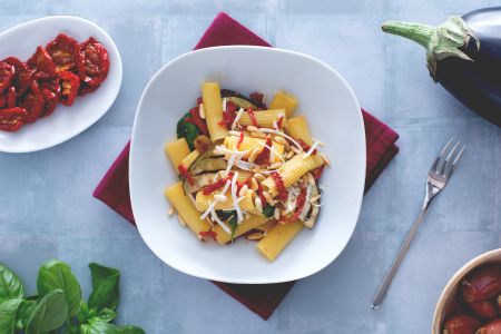 Pastasalade met aubergine en zongedroogde tomaten