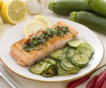 Gegrilde zalm met peterseliesaus