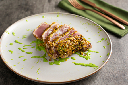 Tonijn in pistachekorst