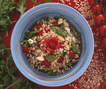 Zomerse farro en gort salade