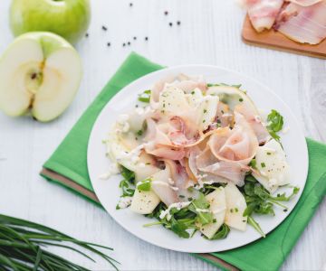 Gerookte zwaardviscarpaccio met appel en rucola