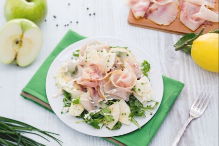 Gerookte zwaardviscarpaccio met appel en rucola