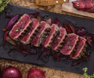 Tagliata met zoetzure uien