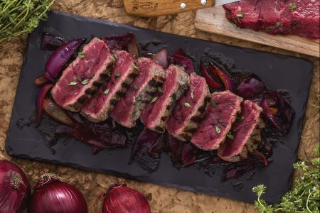 Tagliata met zoetzure uien