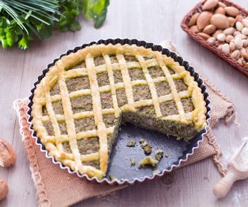 Hartige taart met gemengde pesto en spek, eenvoudig en smakelijk
