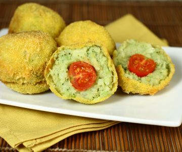 Aardappel- en broccolikroketten met een hart van kerstomaten