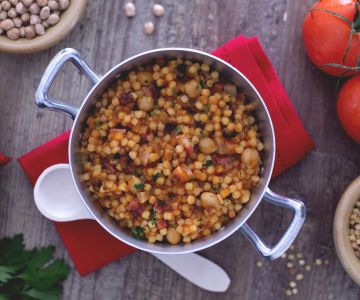 Fregola met kikkererwten en spek