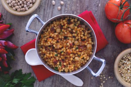 Fregola met kikkererwten en spek