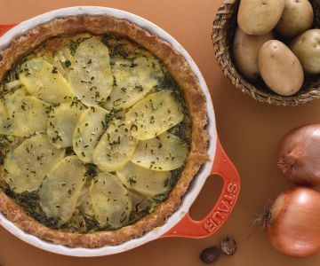 Rustieke aardappel-en-uientaart
