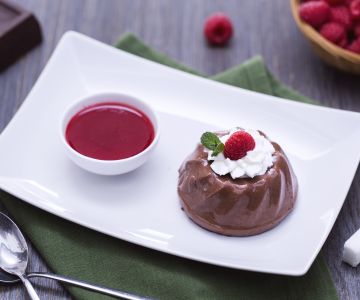 Chocoladepudding met frambozencoulis