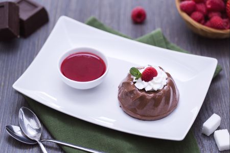 Chocoladepudding met frambozencoulis