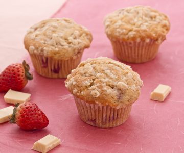 Muffins met witte chocolade en aardbeien