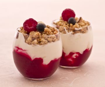 Yoghurt en bosvruchten kommetjes