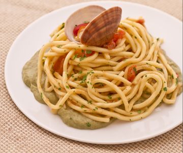 Bigoli met venusschelpen op een bedje van artisjokkencrème