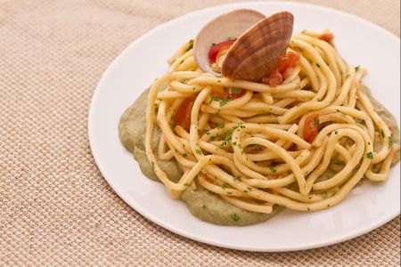 Bigoli met venusschelpen op een bedje van artisjokkencrème