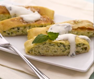 Rol van flensjes met courgette