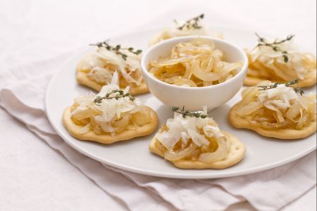 Focaccia met geschaafde Castelmagno en gekarameliseerde uien