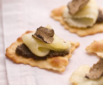 Flinterdunne bladerdeeg met Caciocavallo en truffel