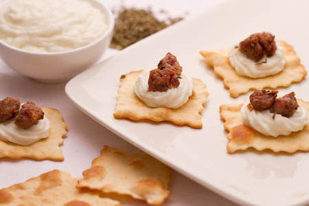 Bladerdeeg met krokante luganega en stracchino