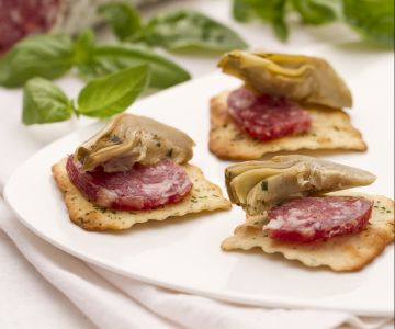 Artisjokken en salami op olijvencrackers