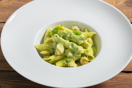 Garganelli met courgettepesto en garnalen