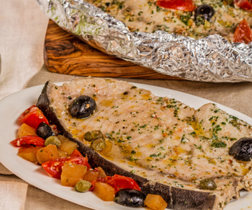 Zwaardvis in bierpapillot met cherrytomaatjes en olijven