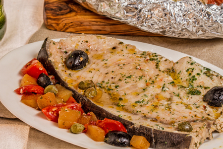 Zwaardvis in bierpapillot met cherrytomaatjes en olijven