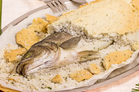 Zeebaars in zoutkorst met kruiden en bier