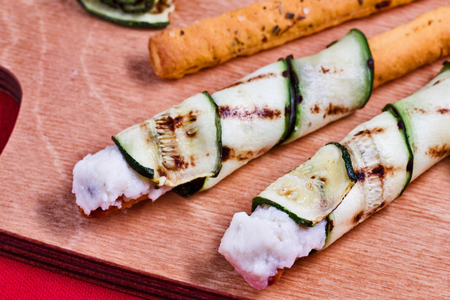Tomatenstengels met gegrilde courgette en Parmezaanse room