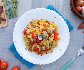 Malloreddus met venusschelpen, kerstomaatjes en tonijn-bottarga